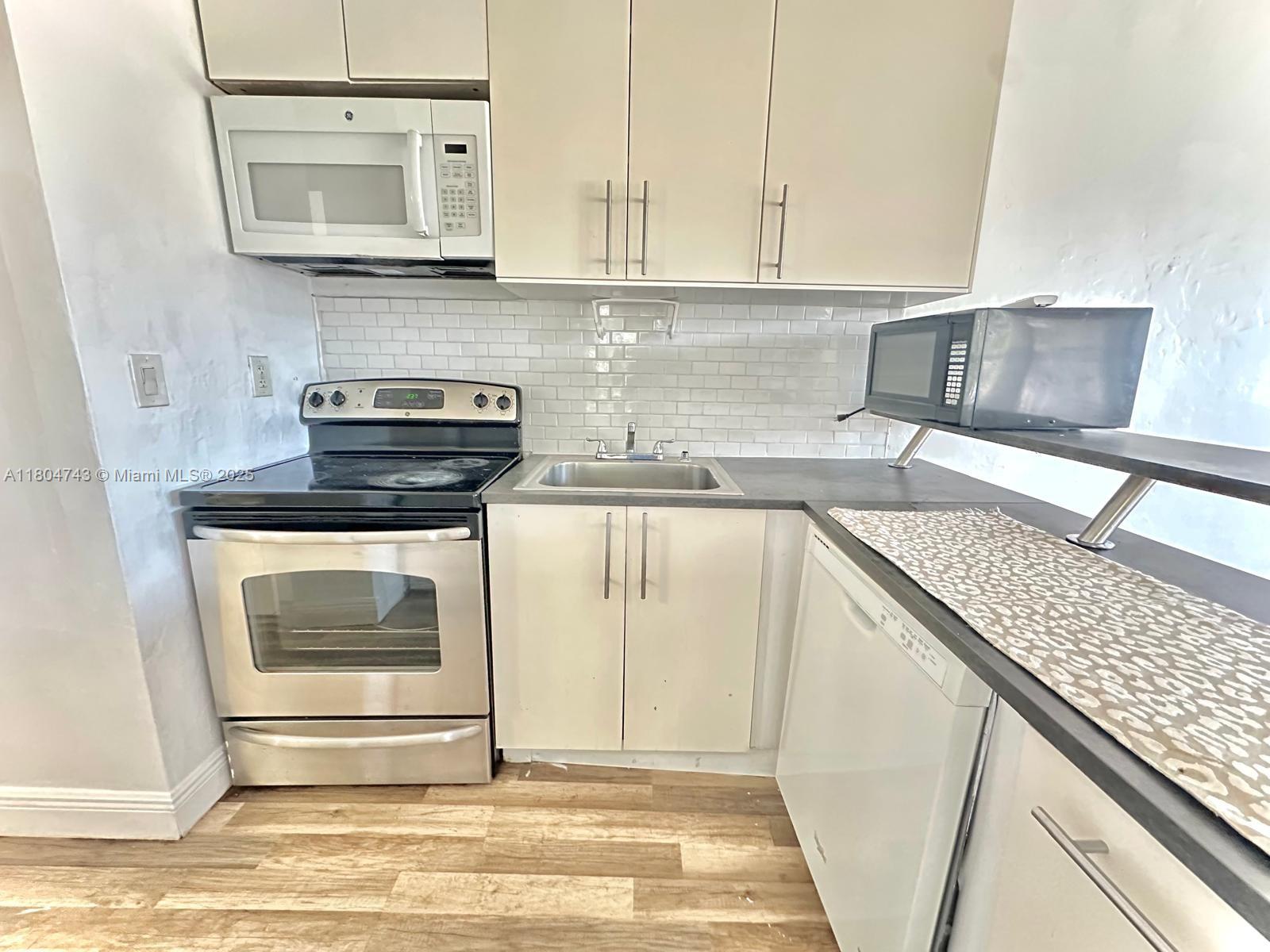 HOLLYWOOD SOUTH SIDE ADD - Residential Lease