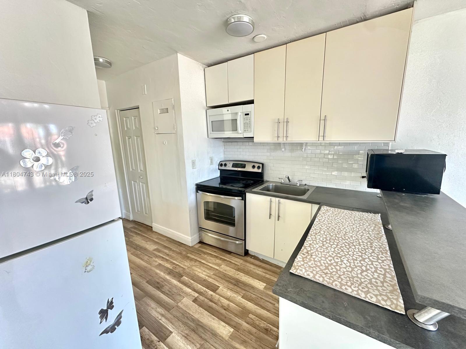 HOLLYWOOD SOUTH SIDE ADD - Residential Lease