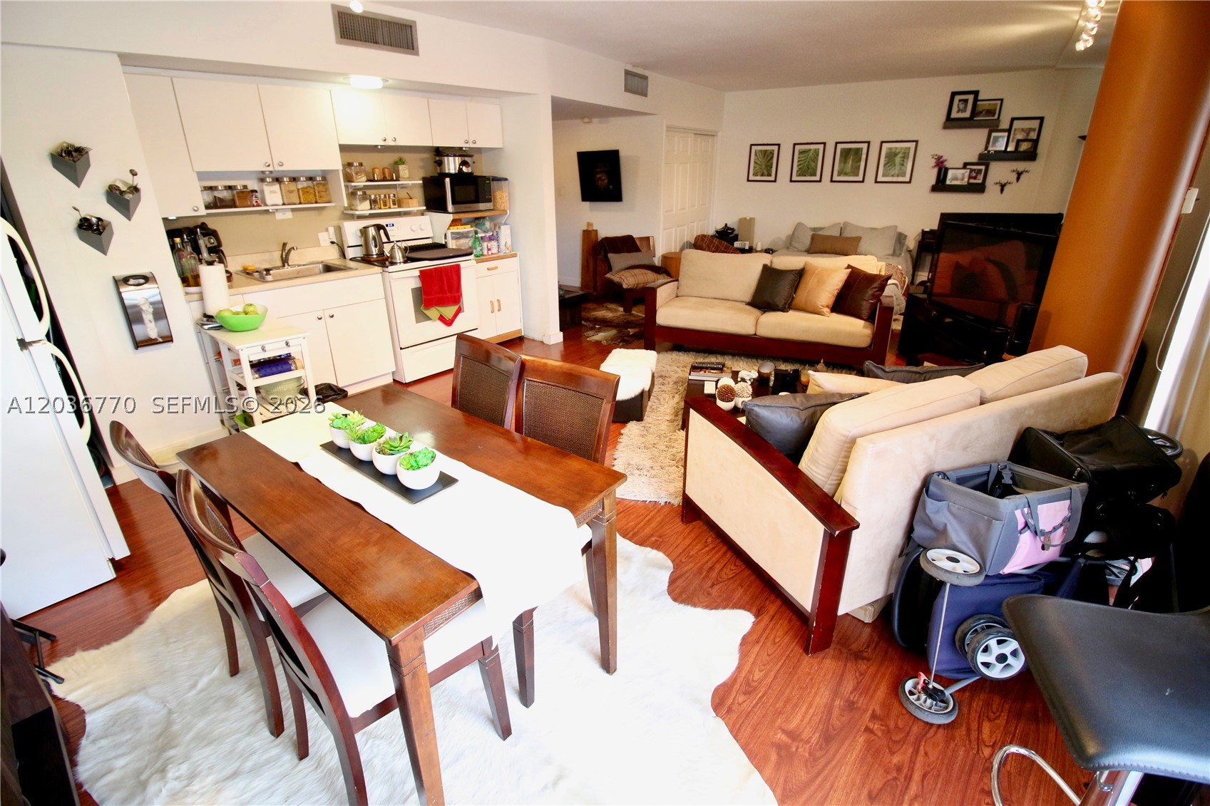 Spectacular large studio Includes electric, air condition, water, HS internet and cable TV. Doorman/Valet 24/7 in the desire King Cole Building. Recently updated common areas. Heated pool, loaded gym facing marina & huge children's playroom. Docks from 53 to 83 foot long available for rent (not included). 1 Valet park space is included, additional spaces $95 a month each. EZ to show.

Spectacular one bedroom in the desire King Cole Building. Includes electric, AC, Internet, water (including hot) and cable TV.