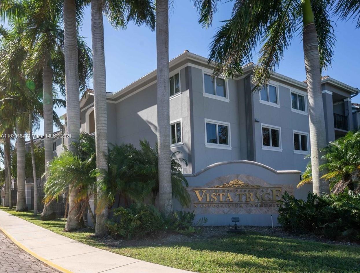 VISTA TRACE 8 CONDO - Residential