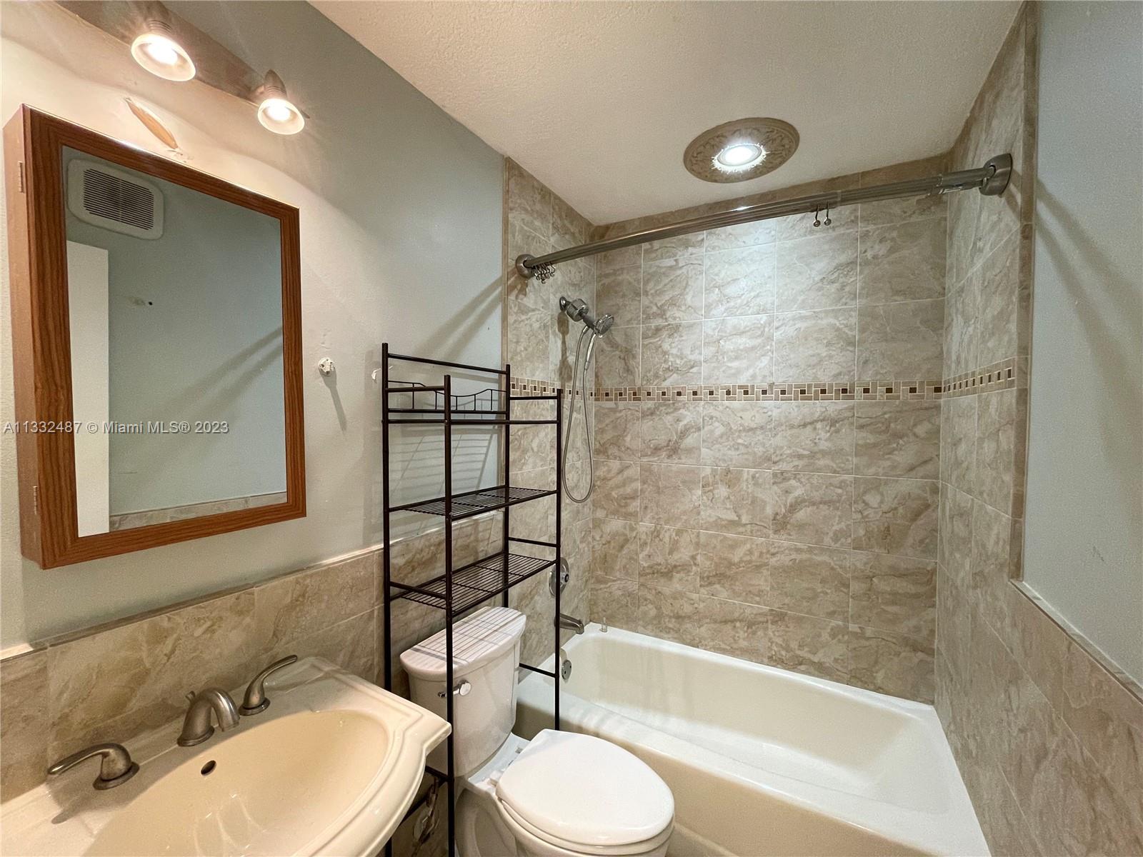 LAKEWOOD ON THE GREEN SEC - Residential Lease