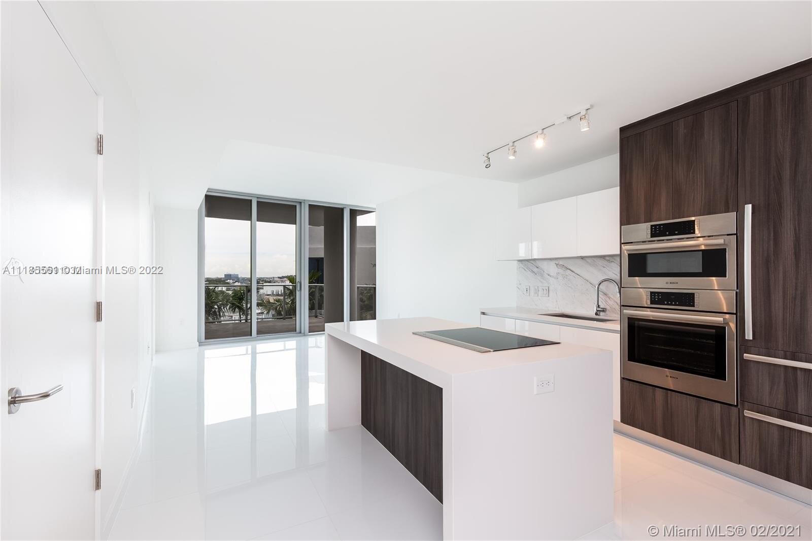 Welcome to the best deal for a modern 1bed/2bath with small den/office at Paramount Miami. Features include: tile floors, 10 ft high ceilings, super high end appliances, custom closets. large terrace and much more. Have accesss to basketball gyn, soccer field, tennis, 5 pools, bbq and more.