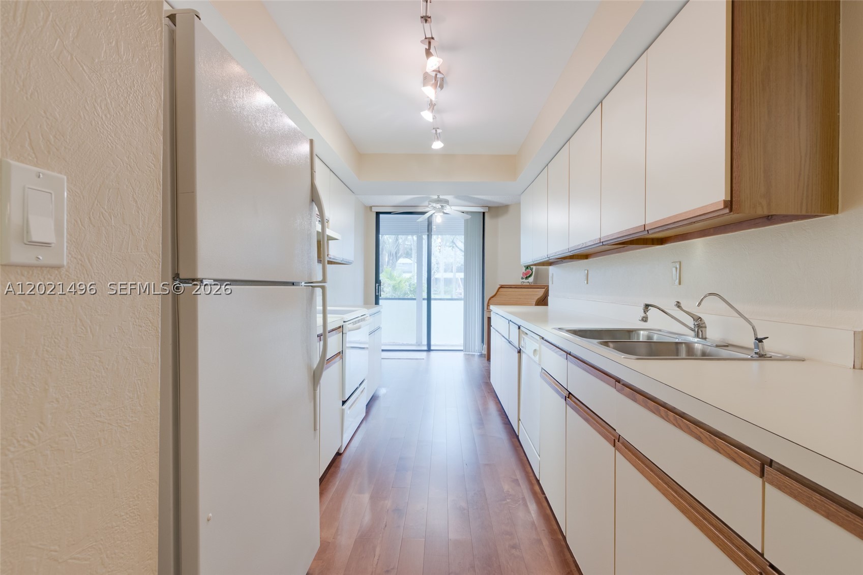 SHERIDAN BY THE BEACH CON - Residential