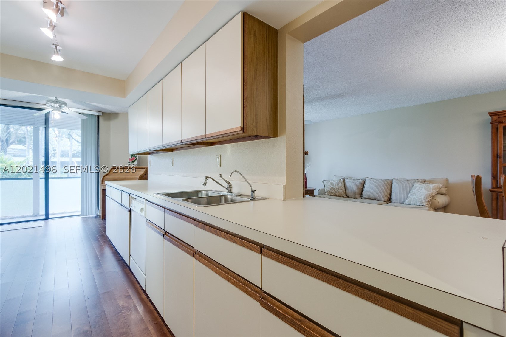 SHERIDAN BY THE BEACH CON - Residential