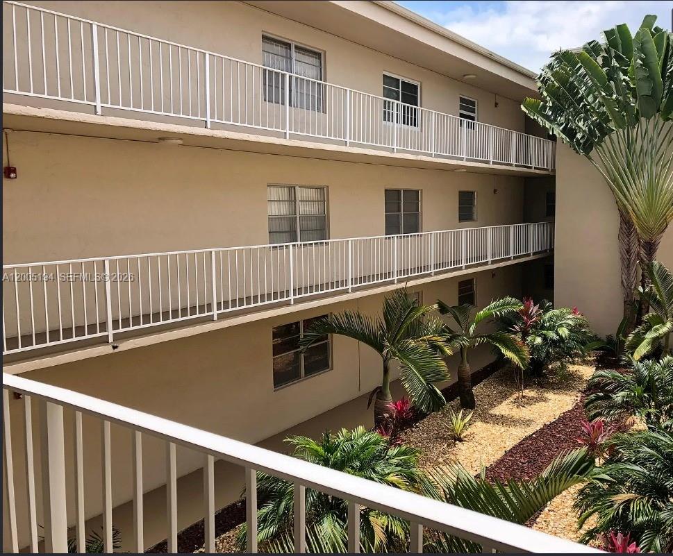 Bright, well-kept condo in the desirable Kings Creek community. Features an open living area, private balcony, and spacious bedrooms with great natural light. Enjoy resort-style amenities including pools, tennis courts, clubhouse, gym, and 24-hour security. Prime location near Dadeland Mall, MetroRail, and major highways for easy Miami access.