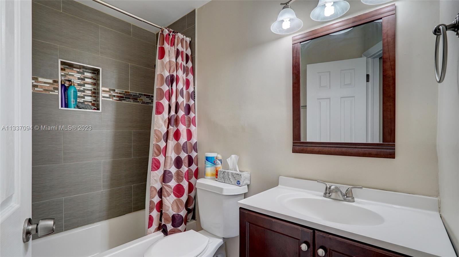 PLAZA ESTATES 3RD SEC - Residential