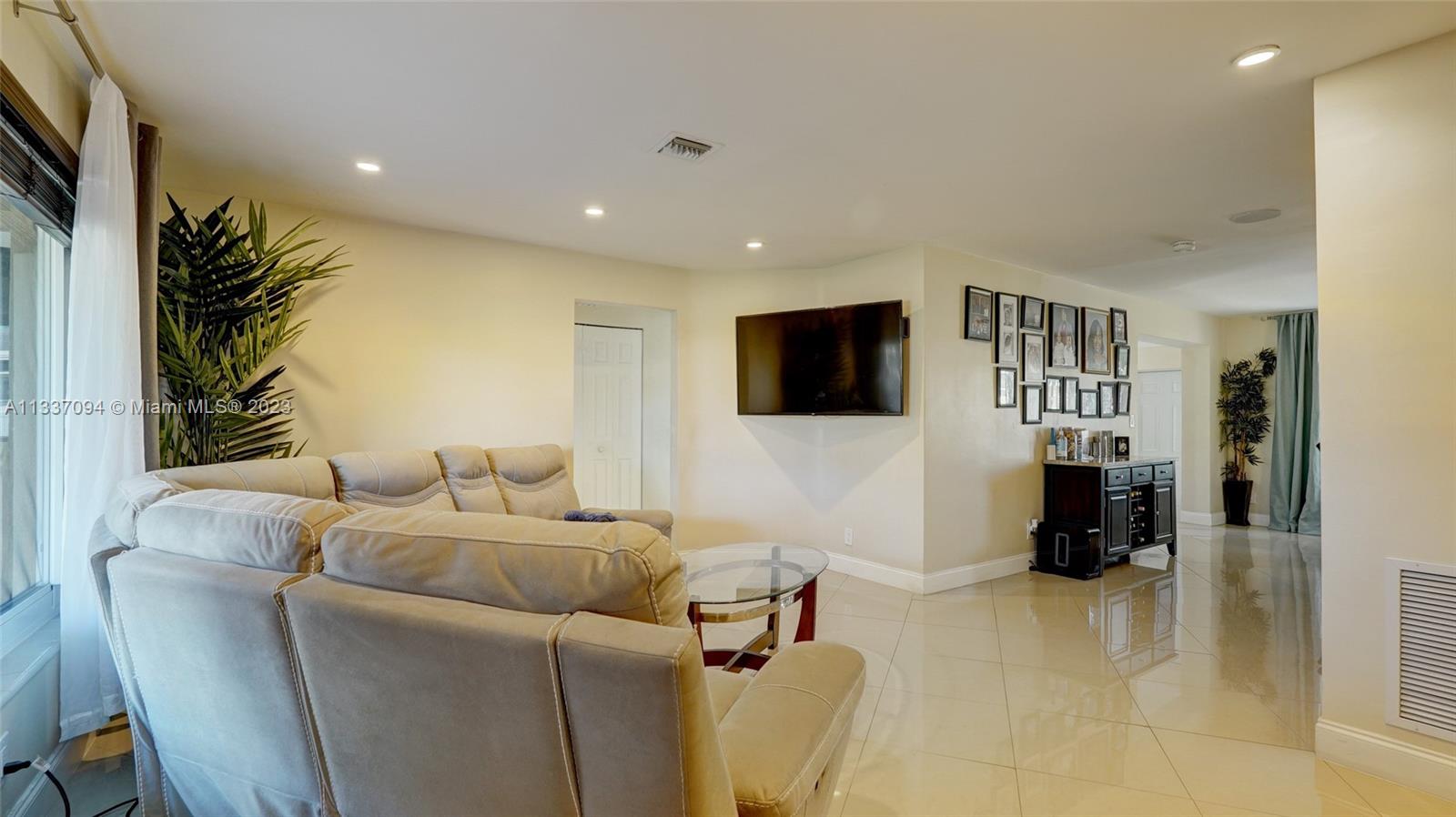 PLAZA ESTATES 3RD SEC - Residential