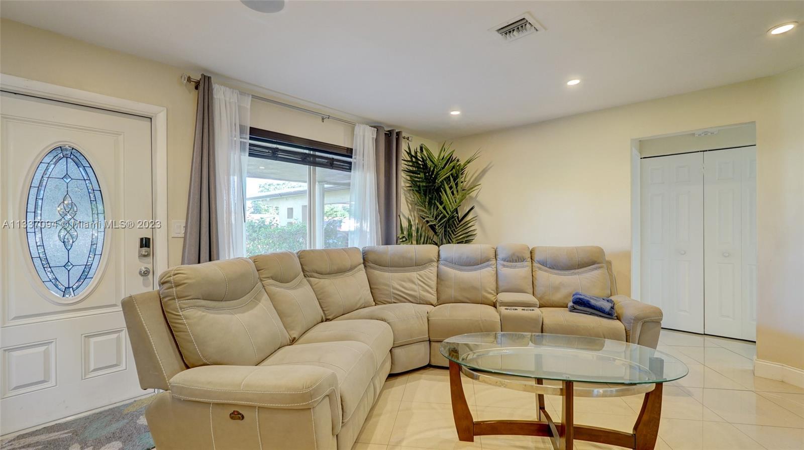 PLAZA ESTATES 3RD SEC - Residential