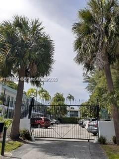 Excellent location, east of Biscayne Blvd, very close to Midtown Miami, Edgewater, and the Design District, and very close to 79 which connects to the beach. Pool, laundry, private parking.
