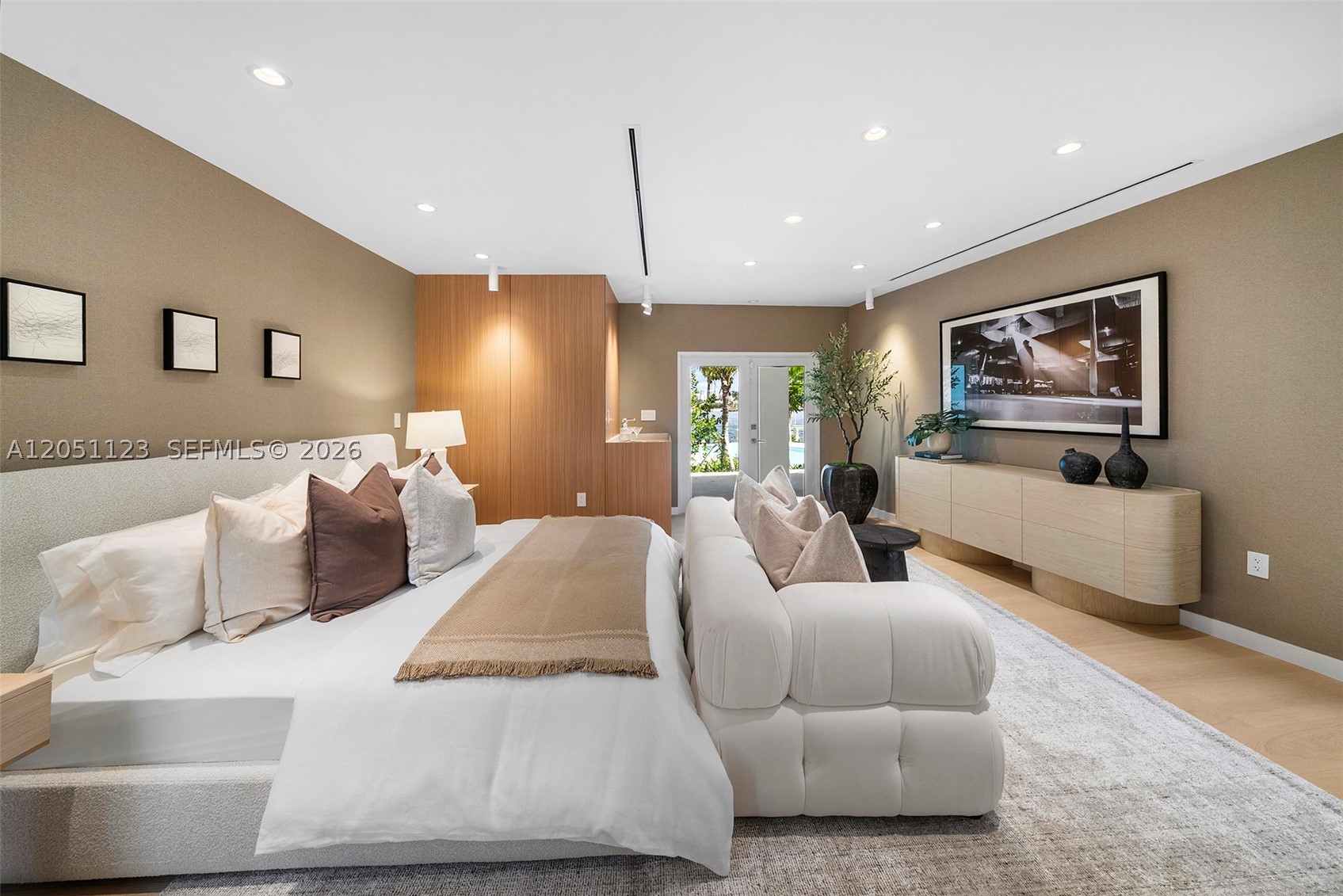 HOLLYWOOD LAKES SECTION - Residential