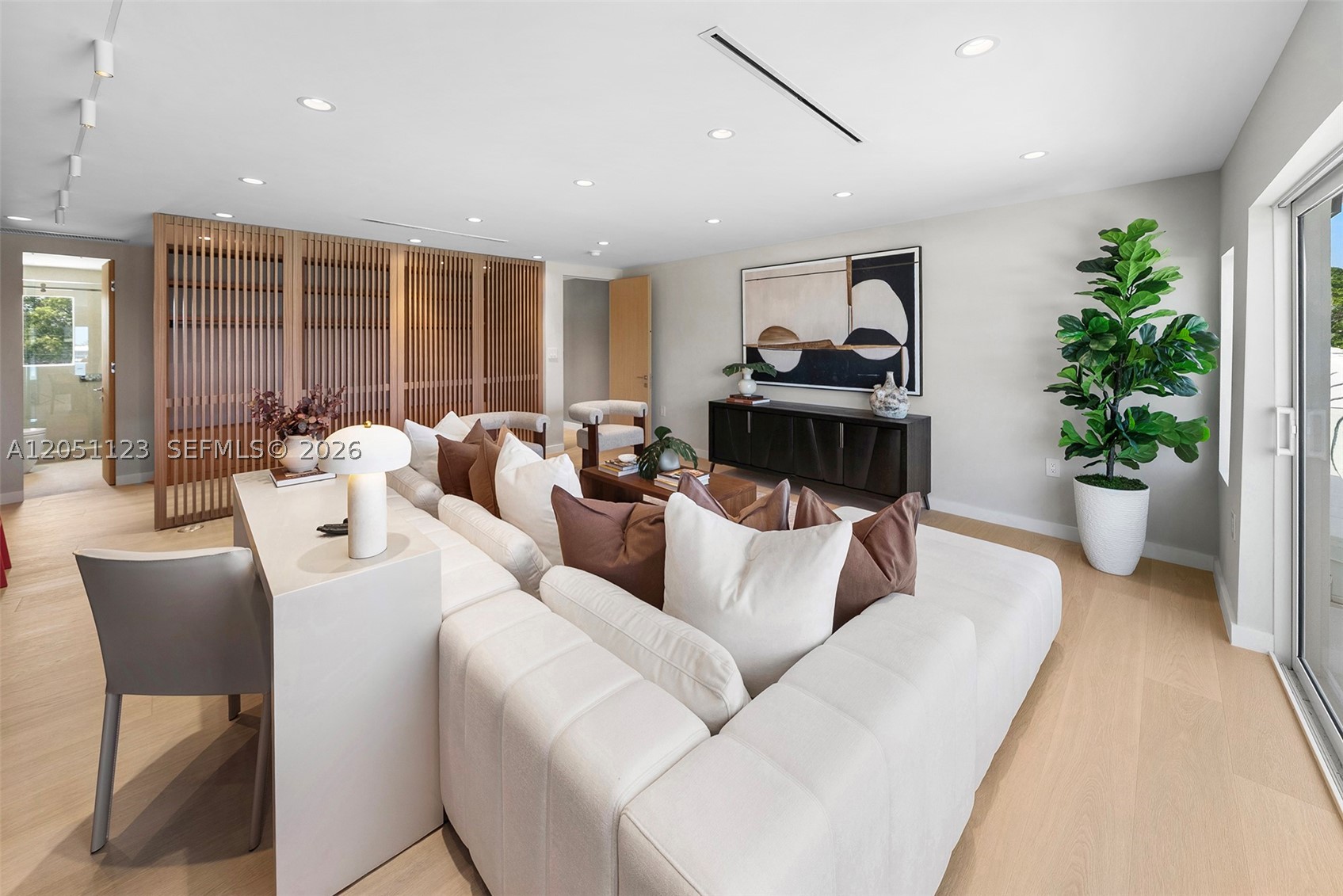 HOLLYWOOD LAKES SECTION - Residential