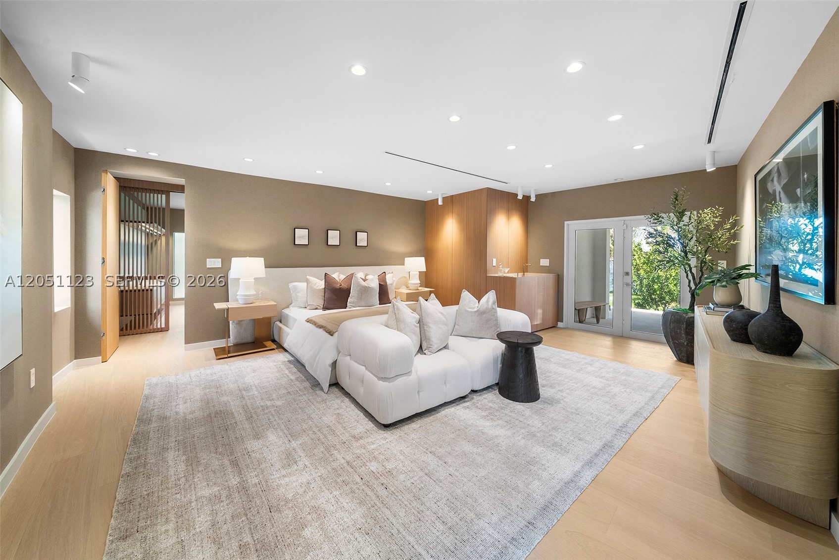 HOLLYWOOD LAKES SECTION - Residential
