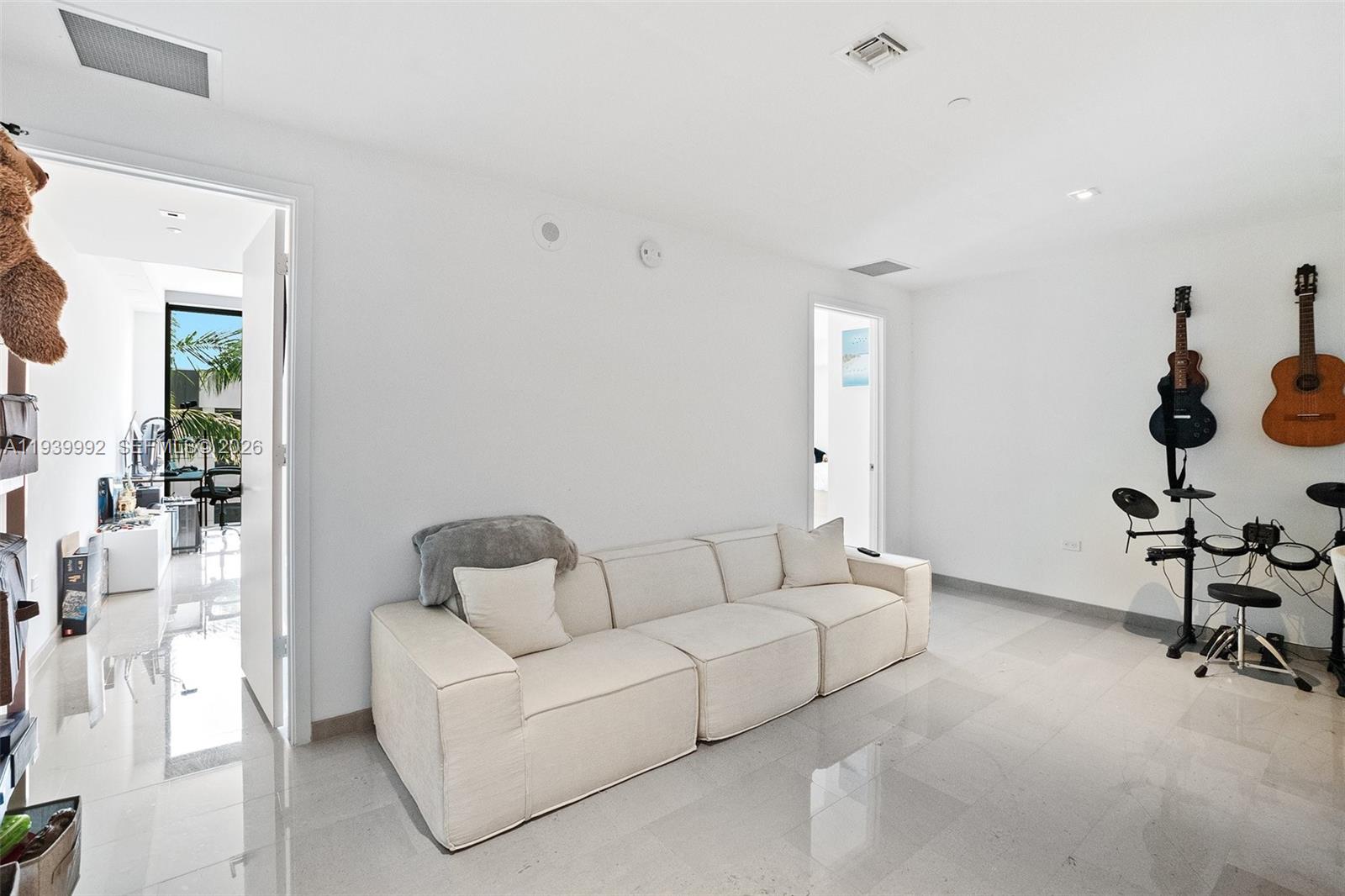 REACH CONDO - Residential
