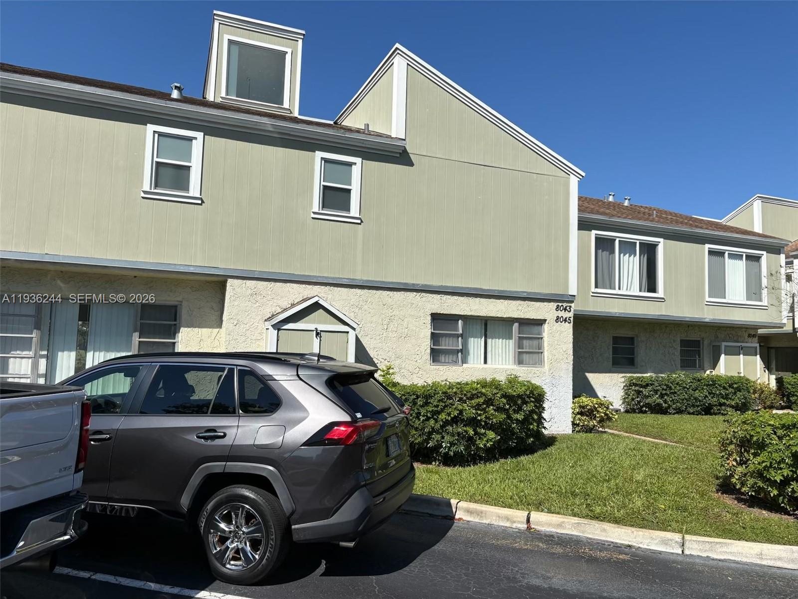 BEAUTIFUL, VERY SPACIOUS 3 BD 2.5 BATH TOWNHOME. FRESHLY PAINTED. EAT-IN KITCHEN. RENOVATED FEW YEARS AGO. CERAMIC TILES . LARGE MASTER BEDROOM WITH A WALK-IN CLOSET. BEAUTIFUL VIEW OF GOLF COURSE. WASHER & DRYER IN THE UNIT. NEW ROOF. NEW CENTRAL A/C.
CONVENIENTLY LOCATED TO SHOPPING & MAJOR ROADS.