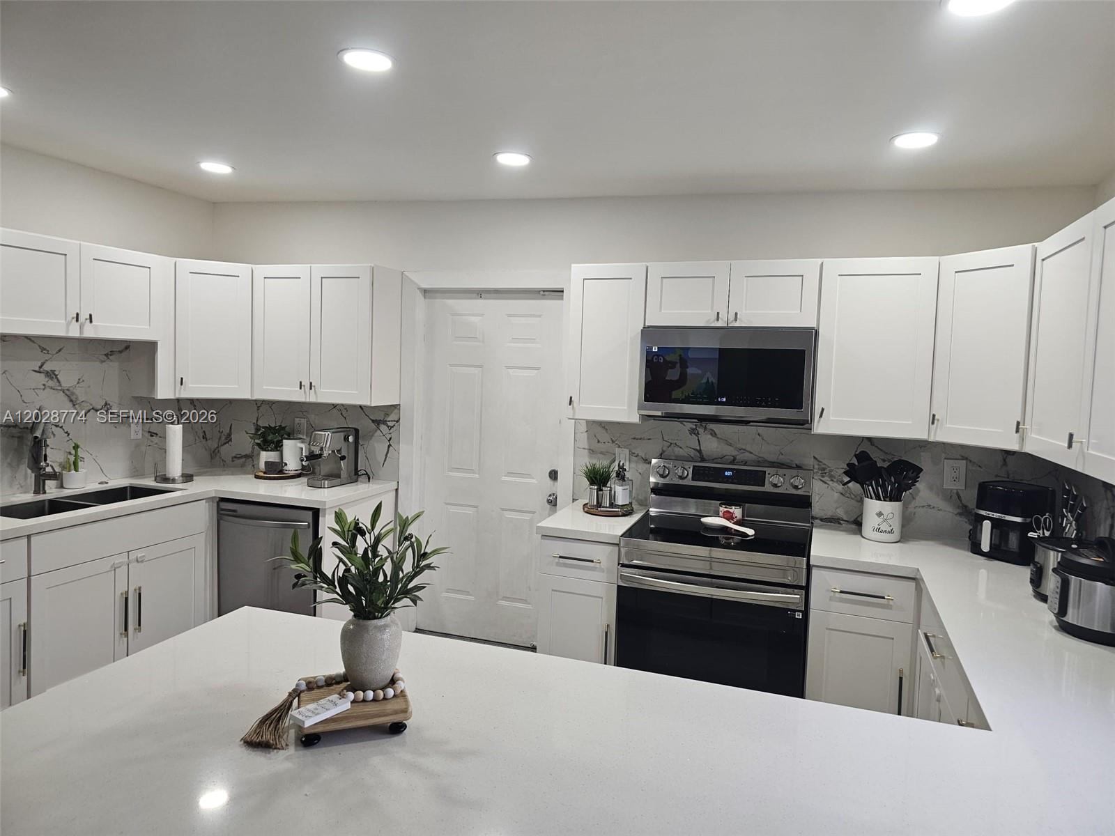 AVOCADO VILLAS - Residential Lease