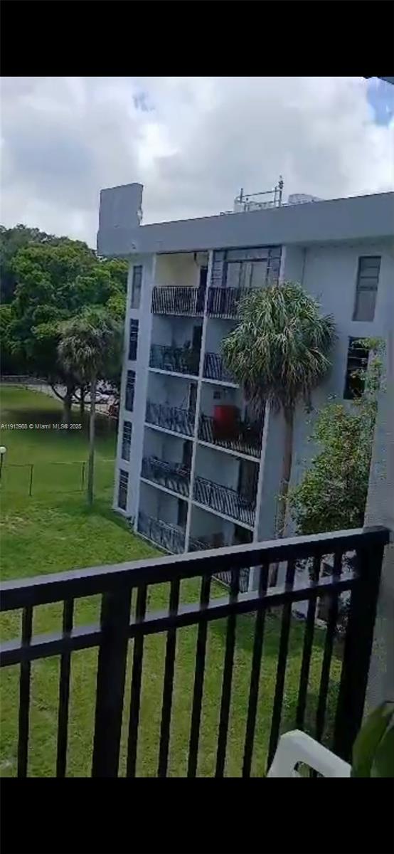LARGE 2 BEDROOM UNIT IN GATED COMMUNITY WITH EXCELLENT LOCATION-ESTATE SALE SUBJECT TO COURT APPROVAL. SPECIAL ASSESSMENT IN PLACE UNTIL 2030. EMAIL AGENT FOR APPOINTMENT. AS-IS.