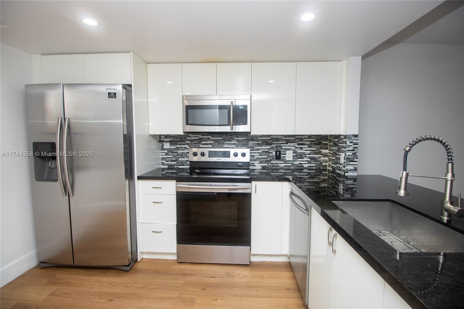 LAKES OF NEWPORT 2 CONDO - Residential