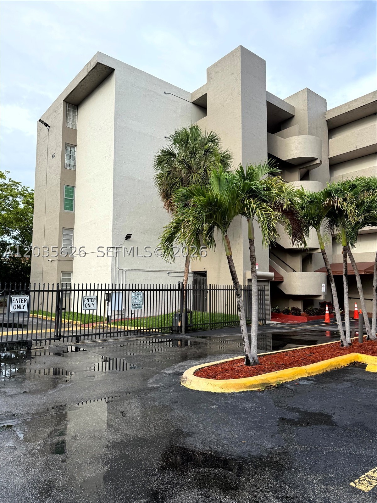 SANDALWOOD CONDO APTS - Residential Lease