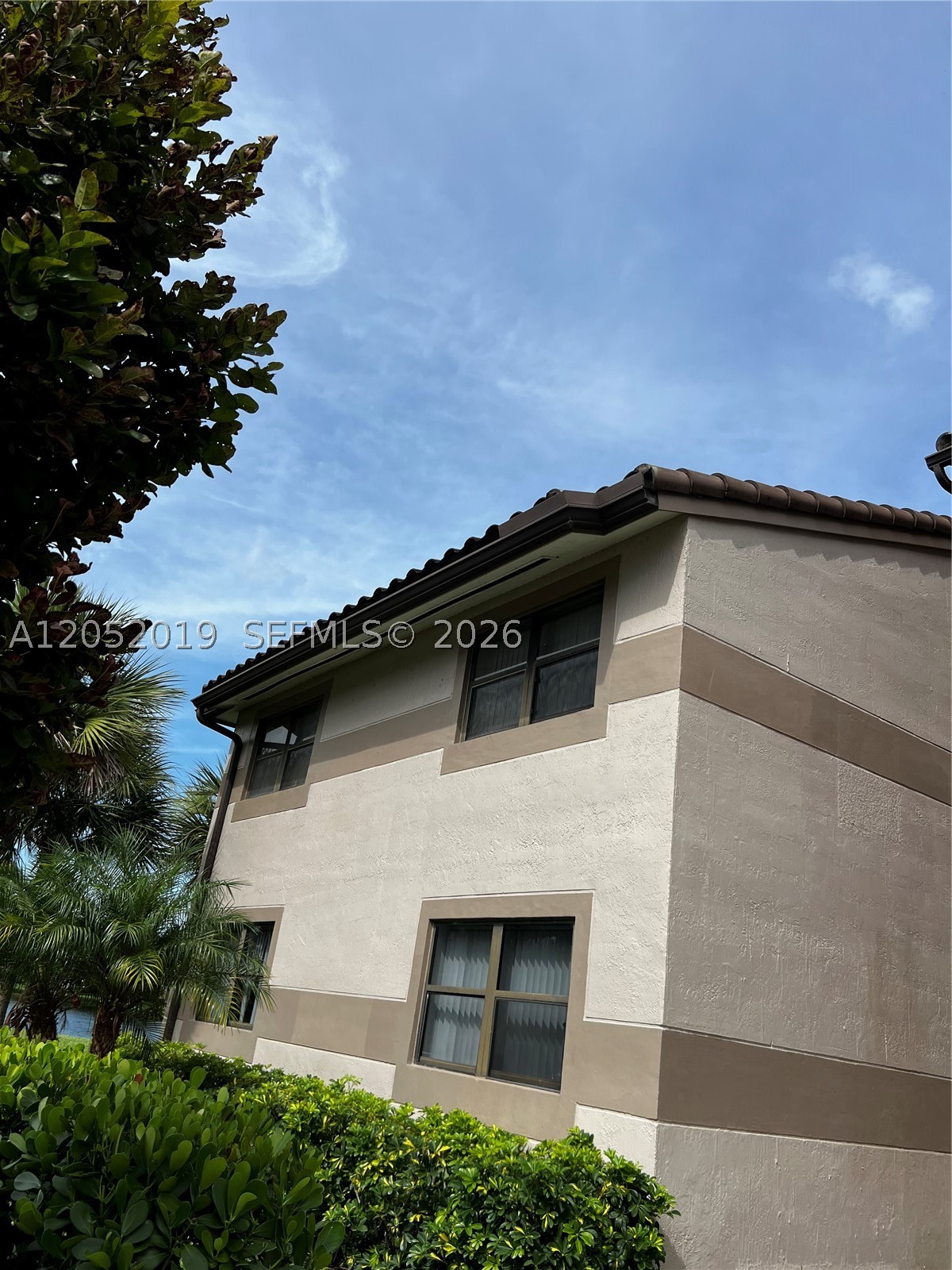Beautiful  and well-maintained condo available for rent in a desirable and convenient location.This unit features a bright and open layout with spacious living and dining areas. Enjoy abundant natural light, tile and laminate flooring, and a private balcony for relaxing.