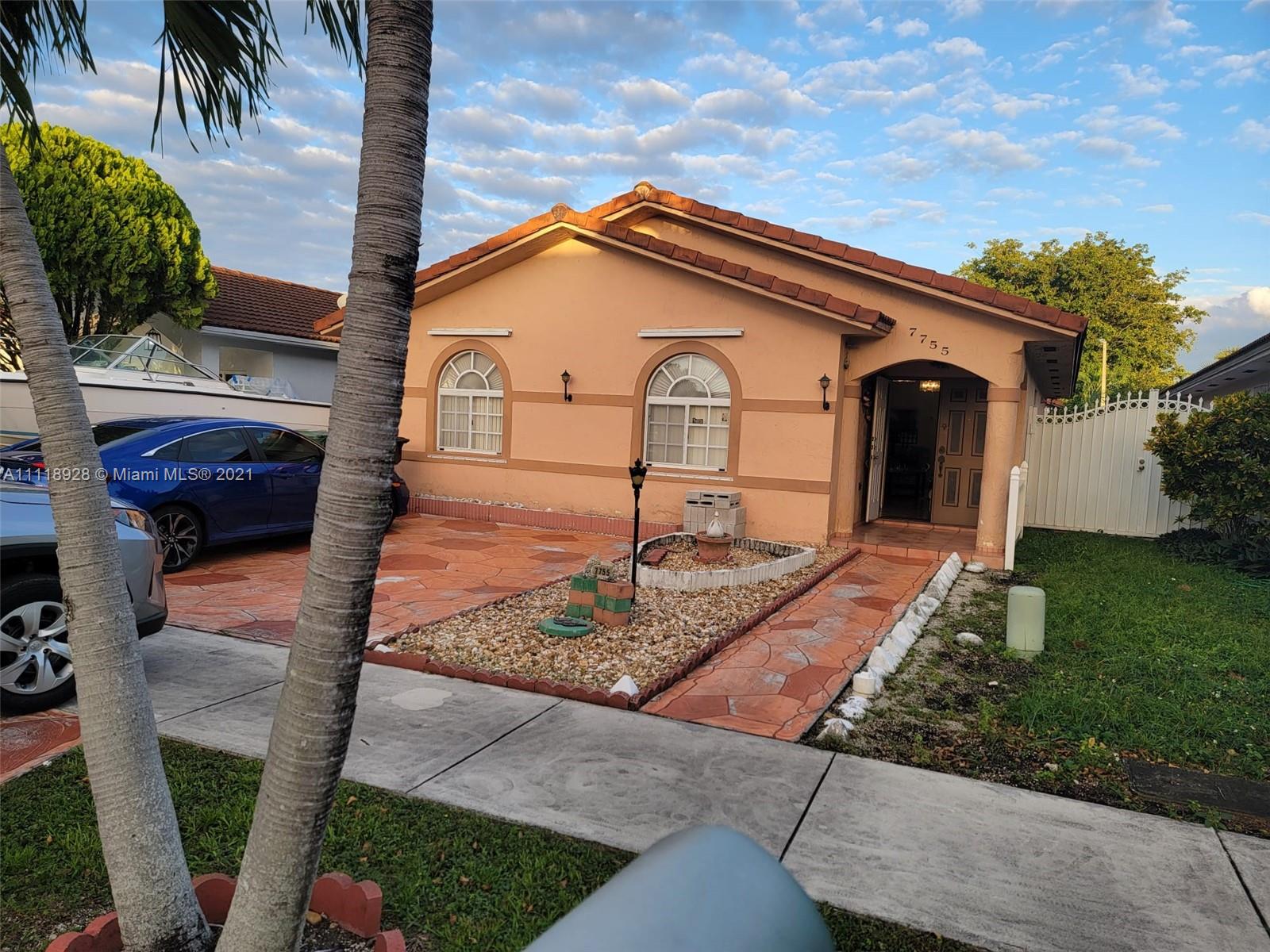 Can you imagine owning this beautiful house for your family, it has an excellent location, 4 bedrooms and 2 bathrooms as well as a variety of businesses around.