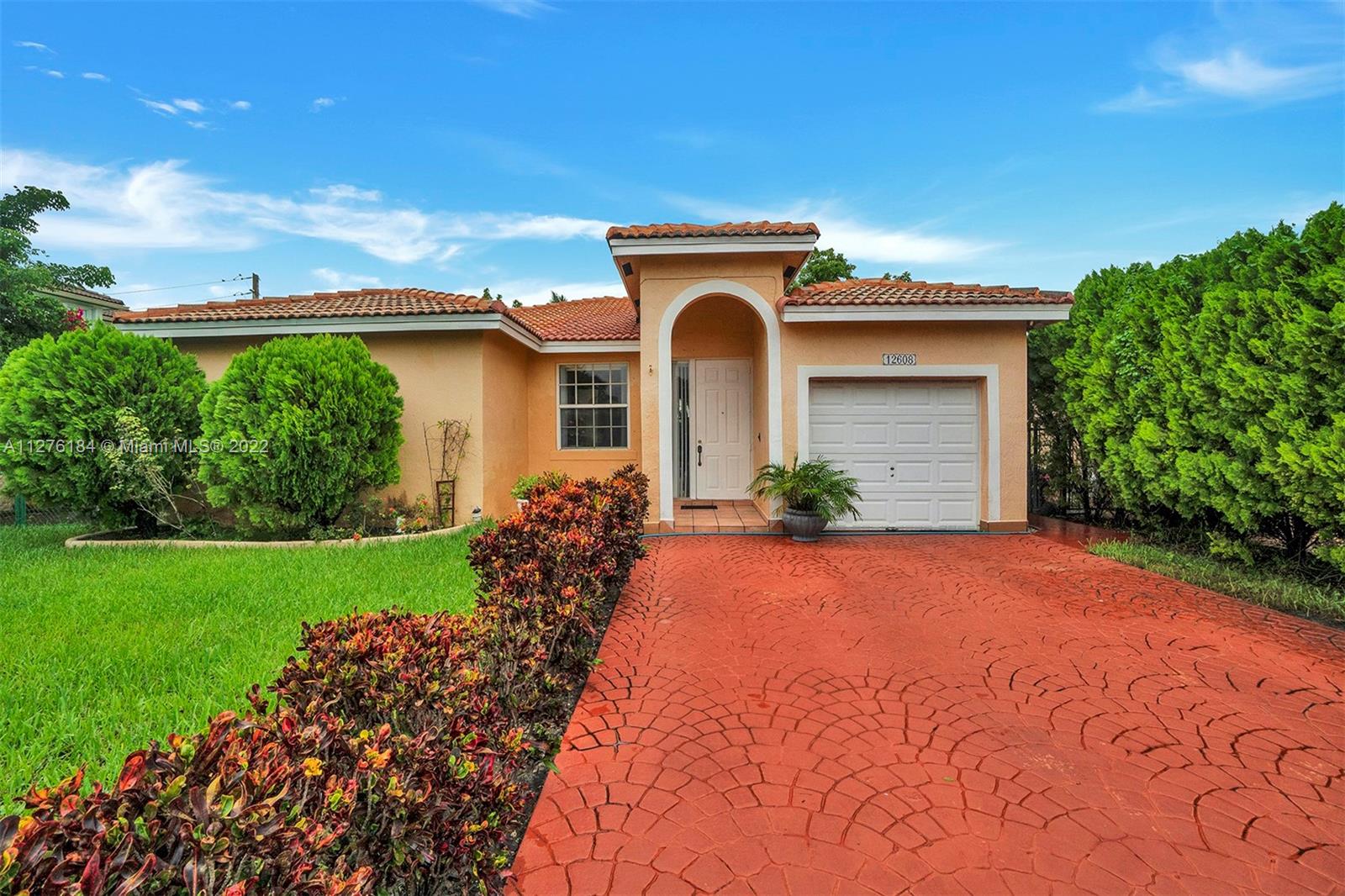 GREAT STARTER CORNER LOT SINGLE FAMILY HOME IN THE DESIRABLE GATED COMMUNITY OF GARDEN ESTATES. THIS HOME OFFERS 3 BEDROOMS 2 BATHS + A CONVERTED BONUS ROOM. HALF OF THE GARAGE IS STILL USED AS STORAGE. OVER 1,500 SQ FT UNDER AIR & 6,859 SQ FT LOT. PROPERTY HAS SPACE TO PARK A BOAT ON THE SIDE. LARGE MASTER BEDROOM HAS A WALK IN CLOSET & A CABANA BATH. EXCELLENT LOCATION NEAR MAJOR HIGHWAYS, SHOPPING CENTERS & SCHOOLS.