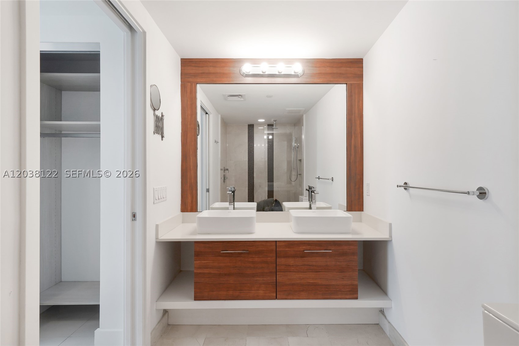 THE CRIMSON CONDO - Residential