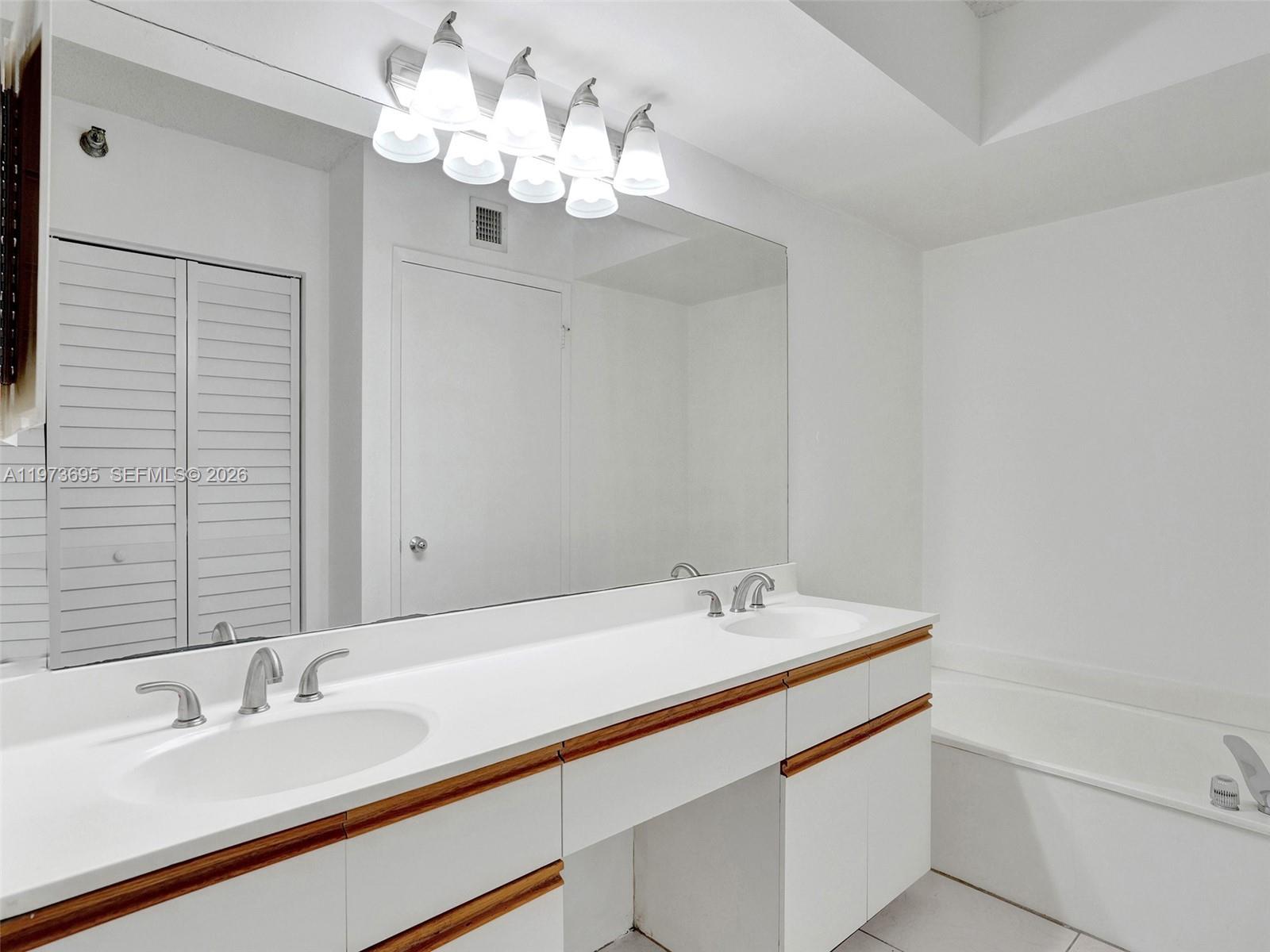MYSTIC POINTE TOWER 600 C - Residential