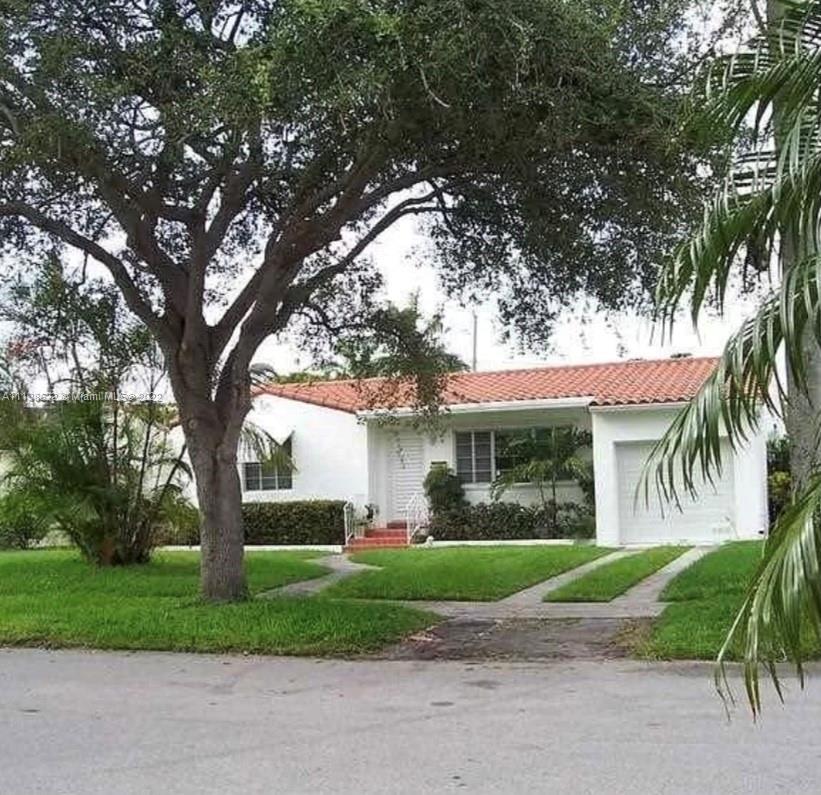 Charming 3/2 in East Hollywood. Great investment opportunity.