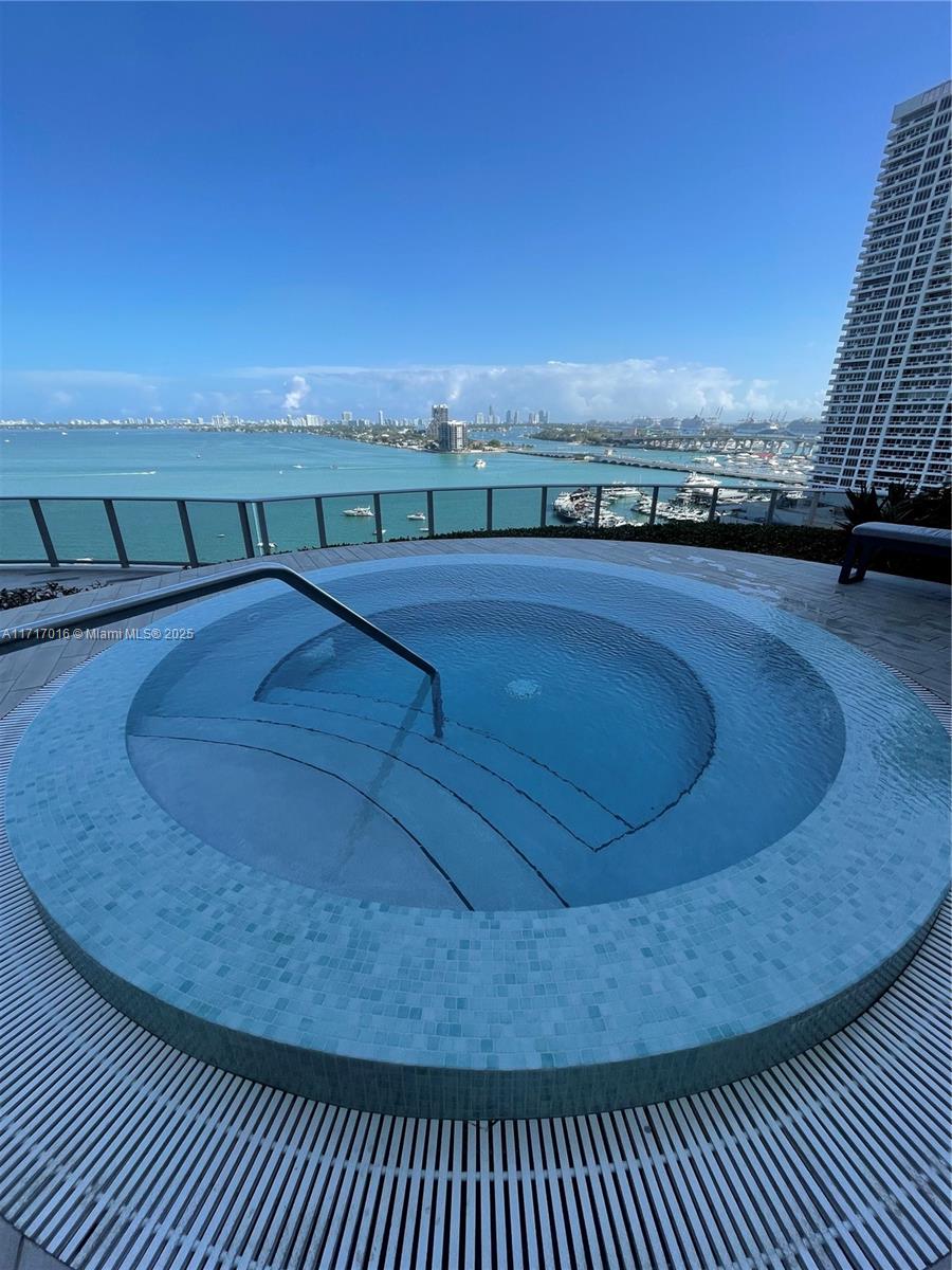 ARIA ON THE BAY CONDO - Residential