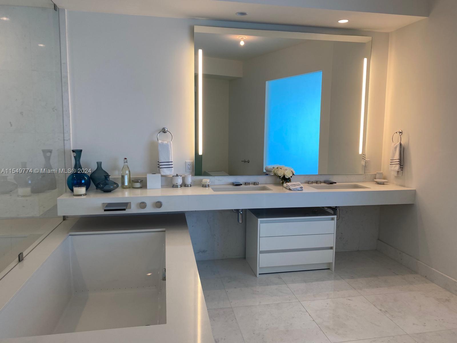 18555 COLLINS AVENUE COND - Residential