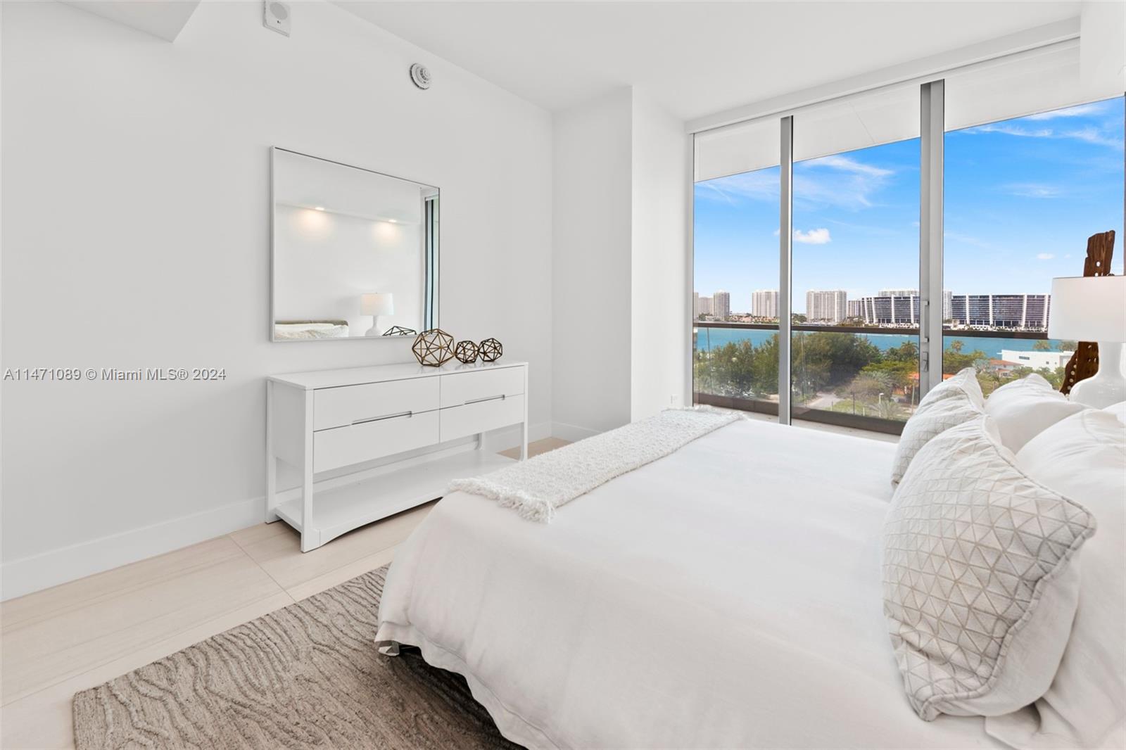 TURNBERRY OCEAN CLUB - Residential