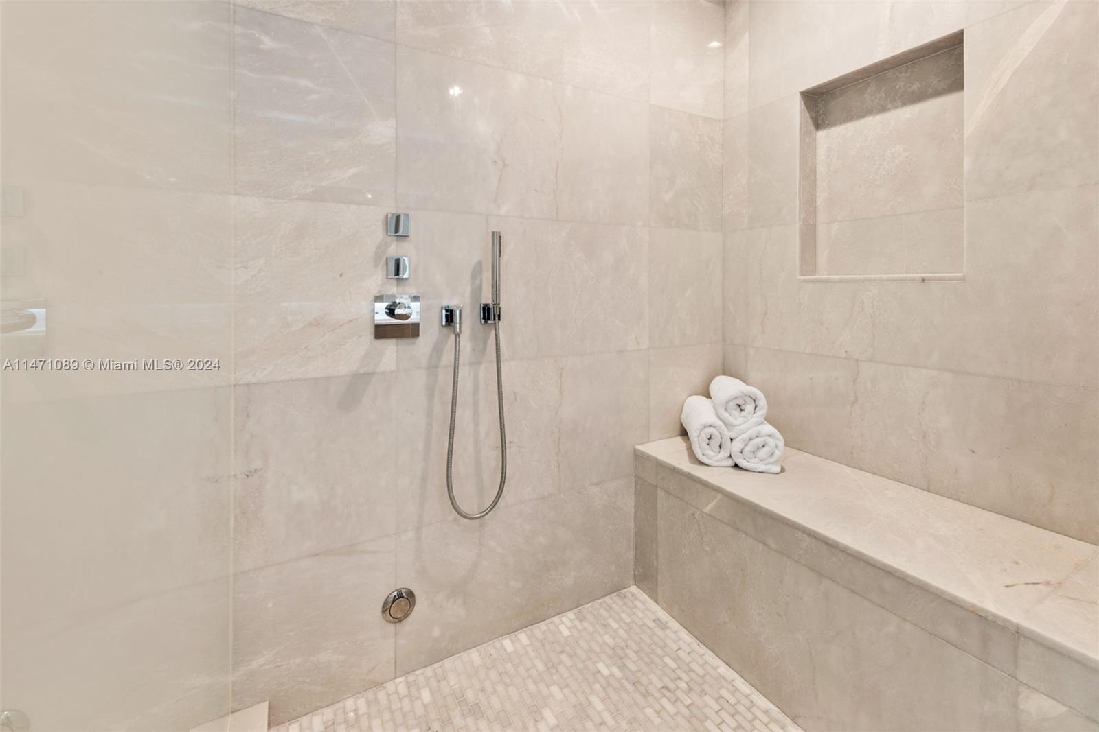 TURNBERRY OCEAN CLUB - Residential