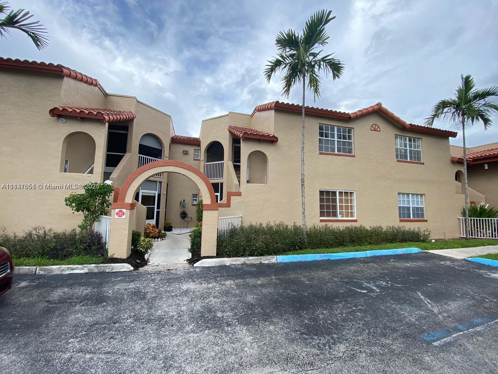 Beautiful 1/1 Unit in Windmill Lakes , Pembroke Pines. Great location , close to Public Transportation, schools, Hospitals, and Pembroke Lake Mall. Nice lake view from the Unit.