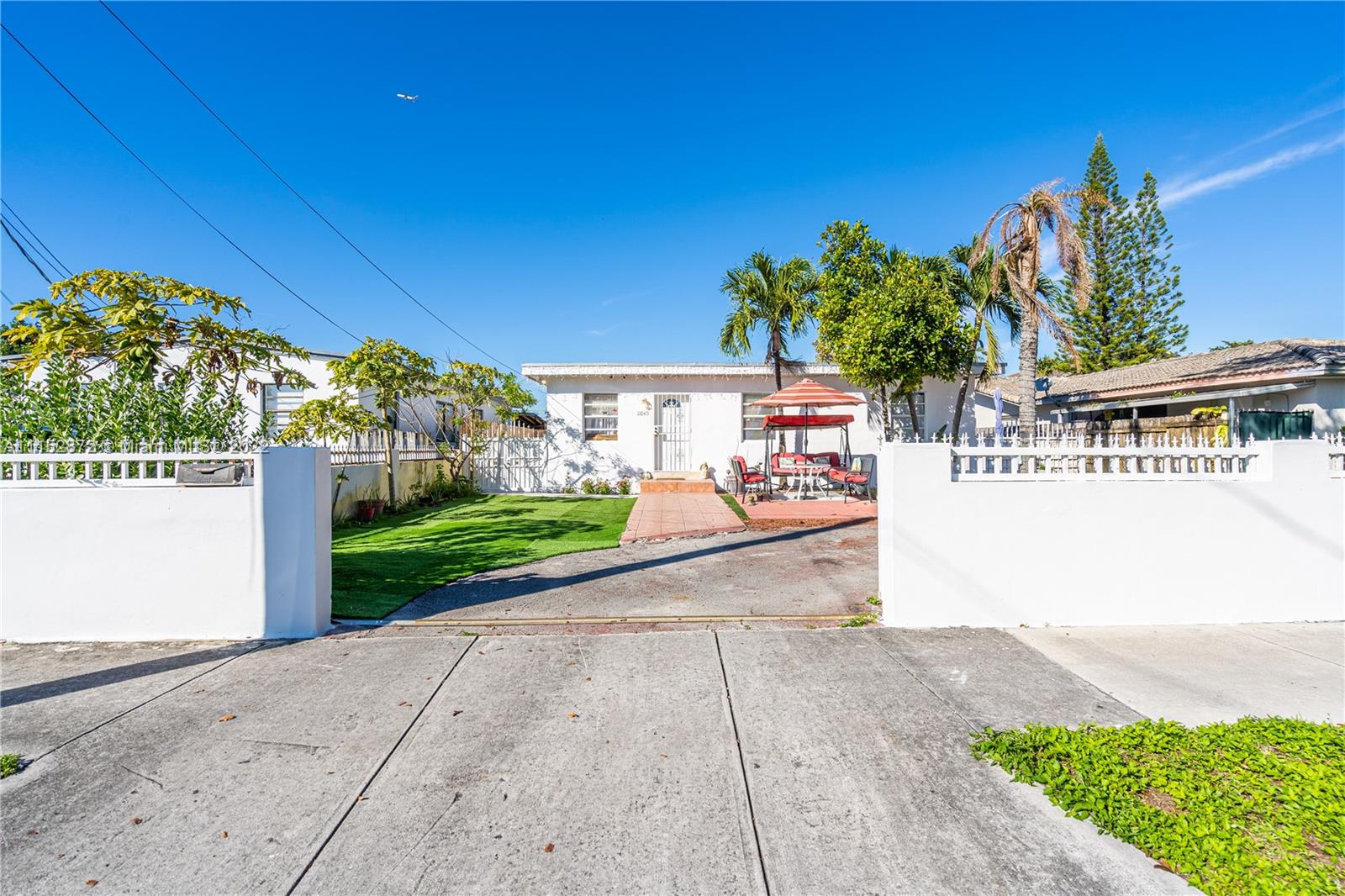 Single family home in Sweetwater! The home is currently enjoyed as a 3/1 and includes an in Law quarter.  The home is permitted and it is larger than the tax records.  It is perfect for an investor or a family looking to obtain additional rental income.