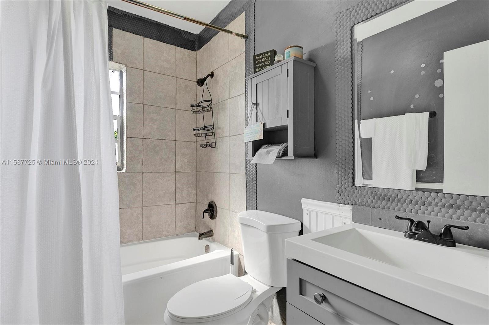 RICHMOND TOWNHOUSE - Residential