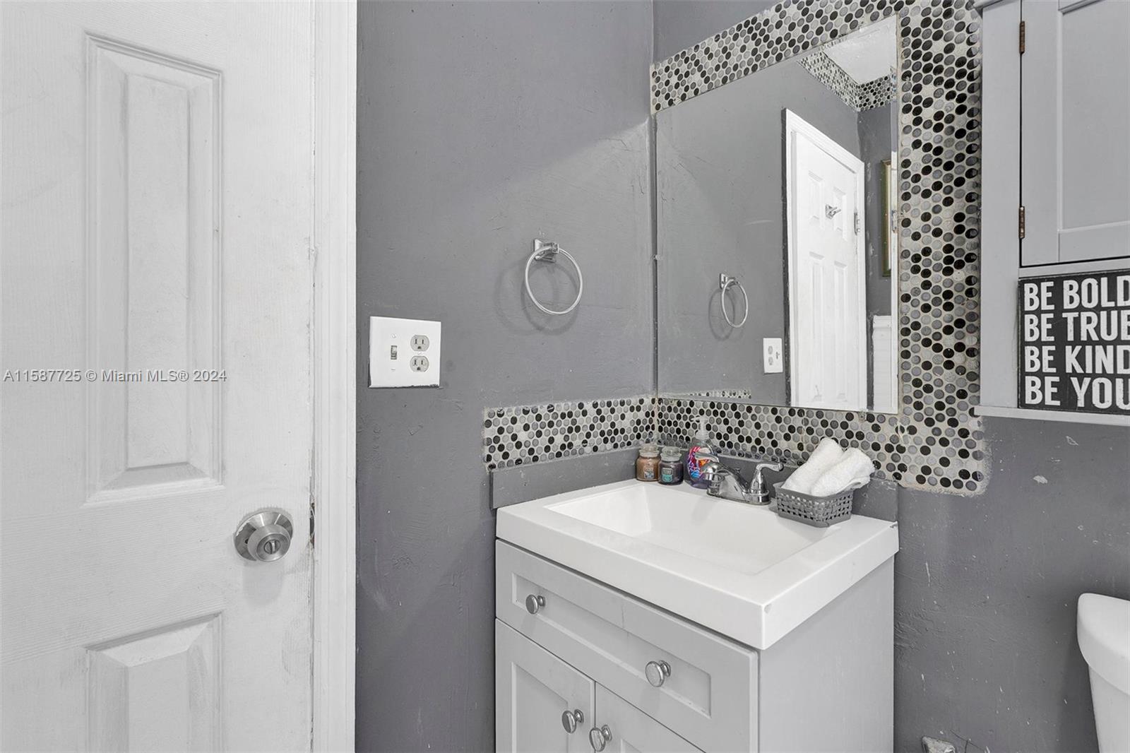 RICHMOND TOWNHOUSE - Residential