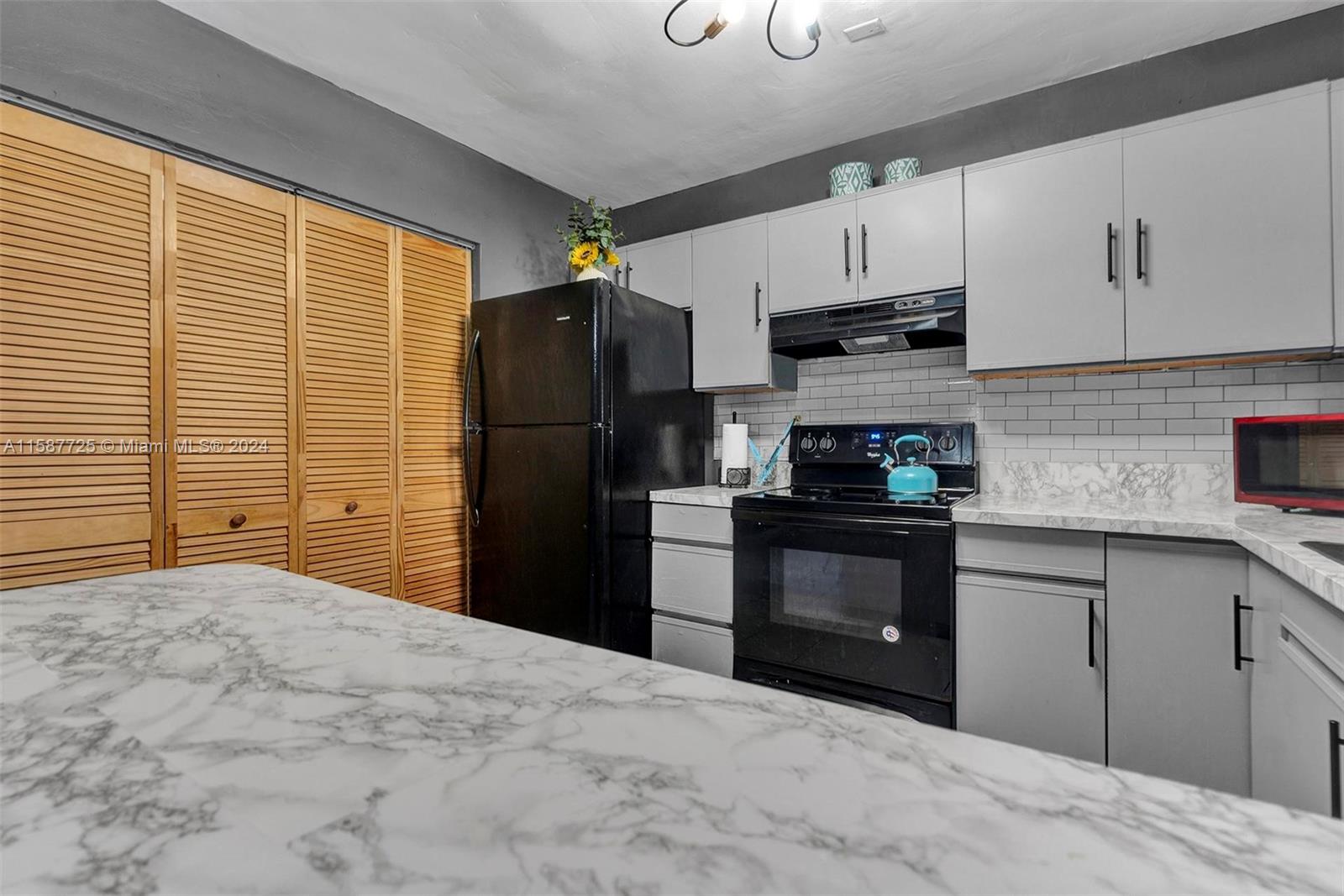 RICHMOND TOWNHOUSE - Residential
