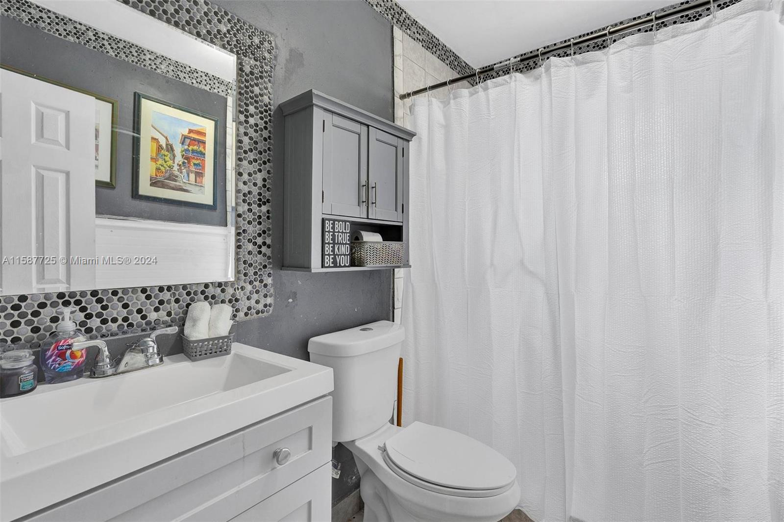 RICHMOND TOWNHOUSE - Residential