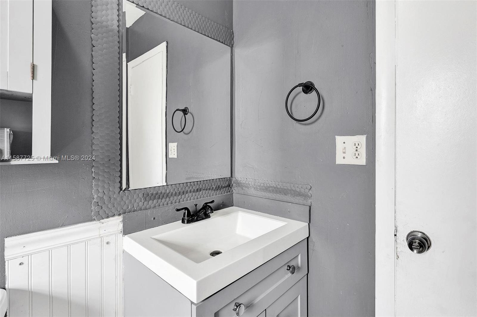 RICHMOND TOWNHOUSE - Residential