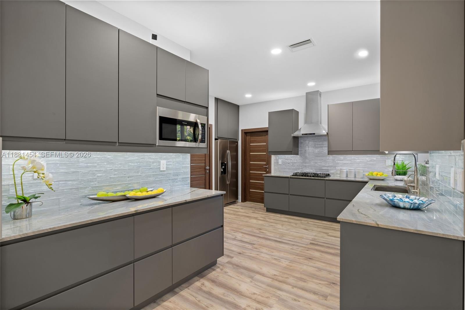 HOLLYWOOD LAKES SECTION - Residential