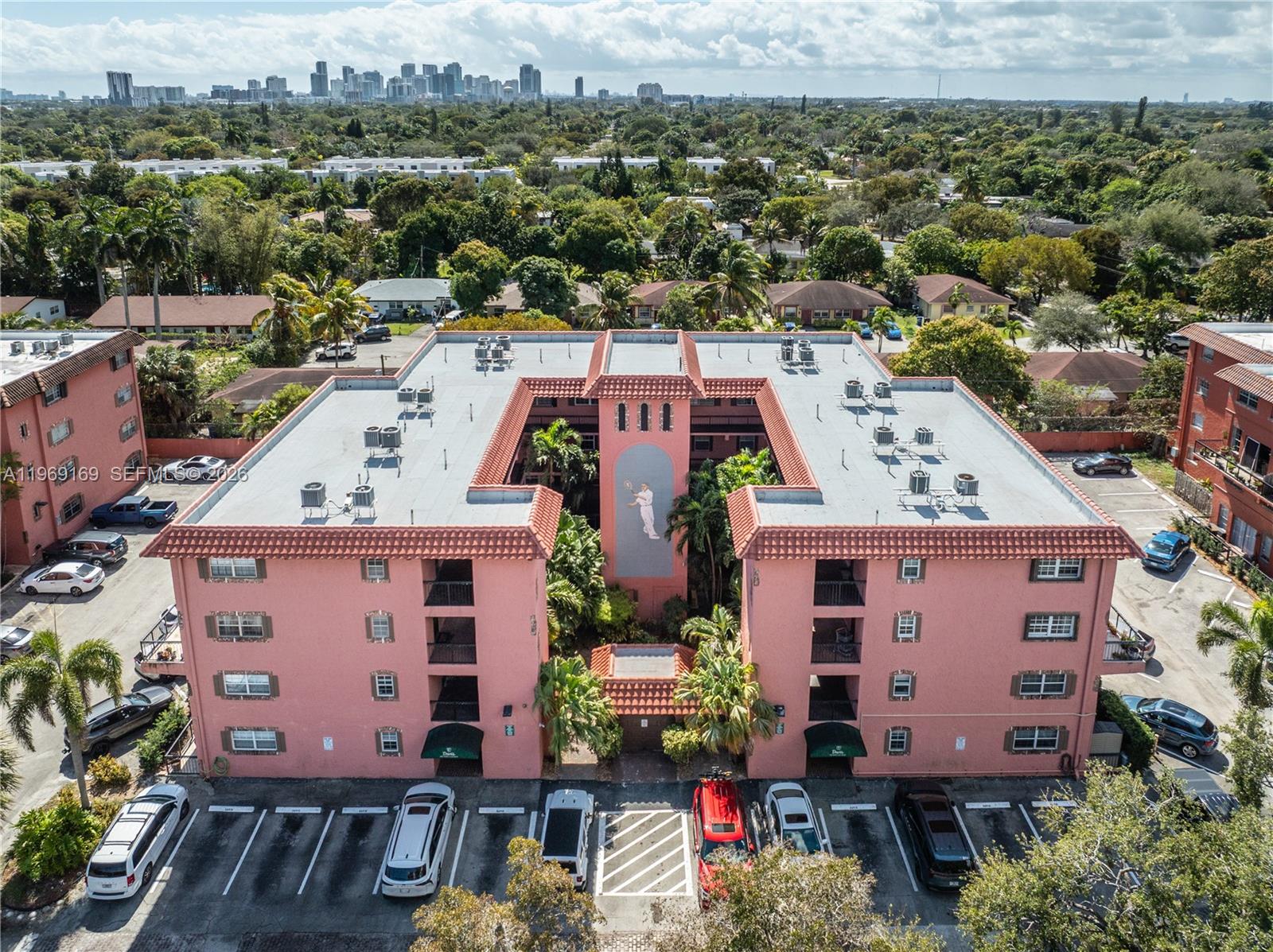 TENNIS CLUB DAVIS CONDO - Residential