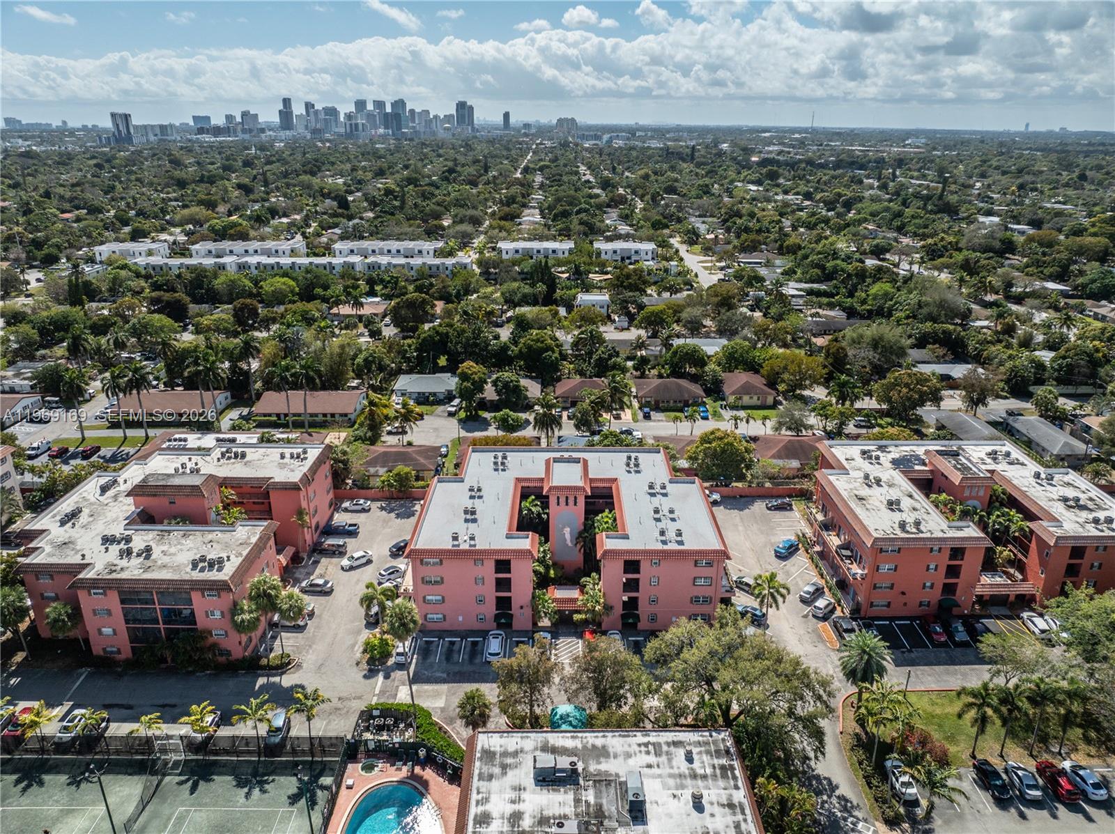 TENNIS CLUB DAVIS CONDO - Residential