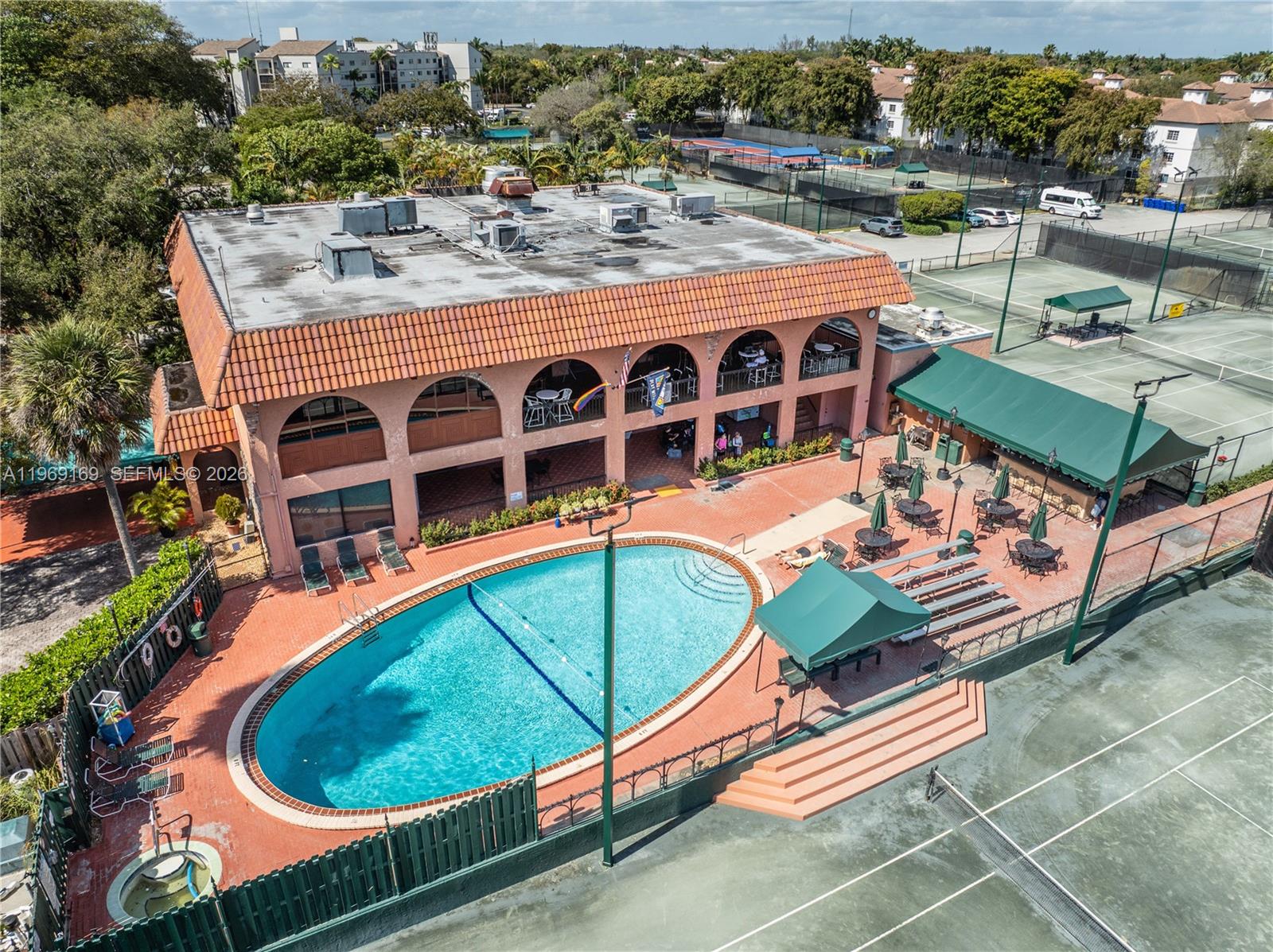TENNIS CLUB DAVIS CONDO - Residential