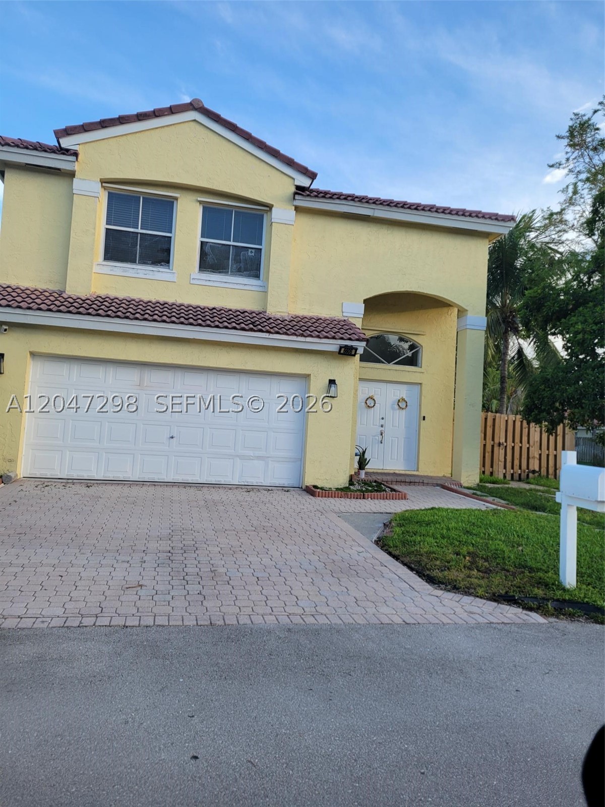 *Luxury* Beautiful, remodeled, spacious home on a corner lot in a quaint Margate Coral Bay community. 4 bedrooms upstairs,3 bathrooms and a extra room. The kitchen is remodeled, all bathrooms remodeled. The master bath is adorned with dual sinks, a large tub and a separate shower. A private garage and a nice sized driveway. nice corer lot and backyard to relax