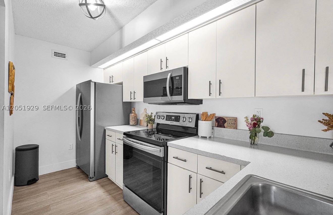 LE CLUB AT OLD CUTLER CON - Residential Lease