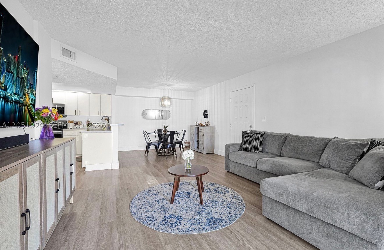 LE CLUB AT OLD CUTLER CON - Residential Lease