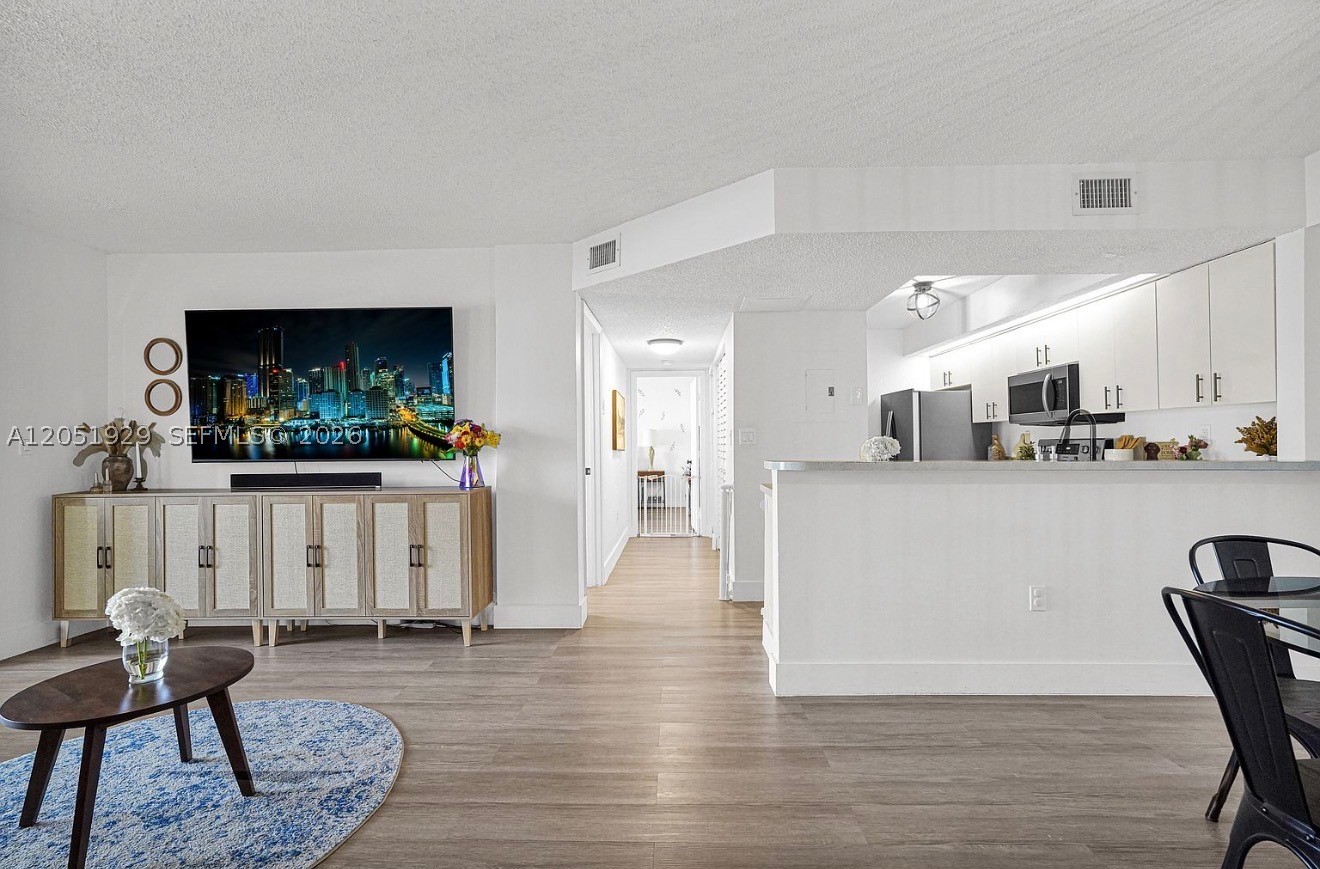 LE CLUB AT OLD CUTLER CON - Residential Lease