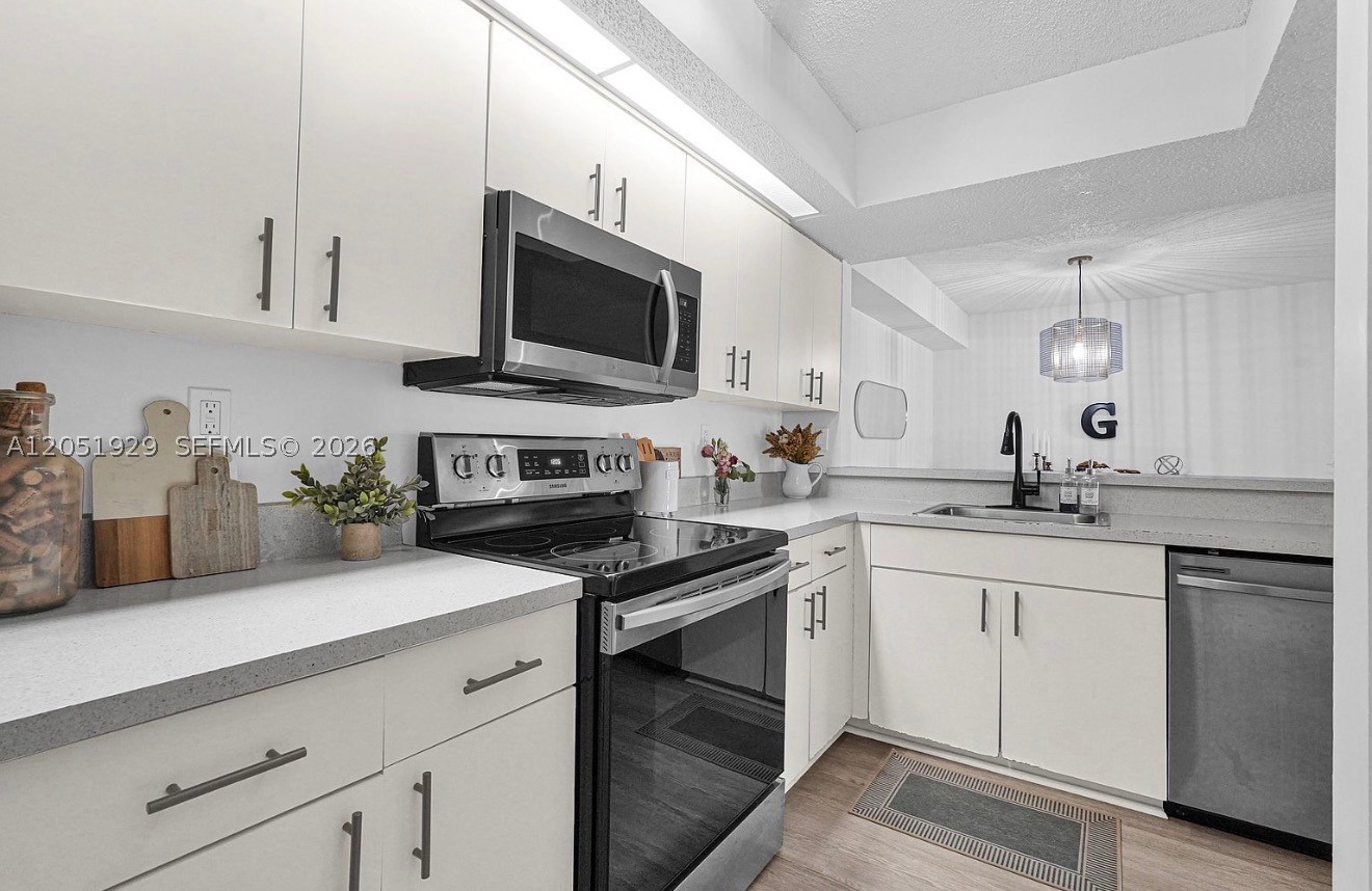 LE CLUB AT OLD CUTLER CON - Residential Lease