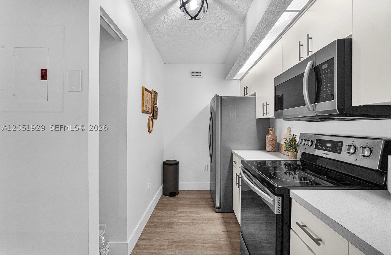 LE CLUB AT OLD CUTLER CON - Residential Lease