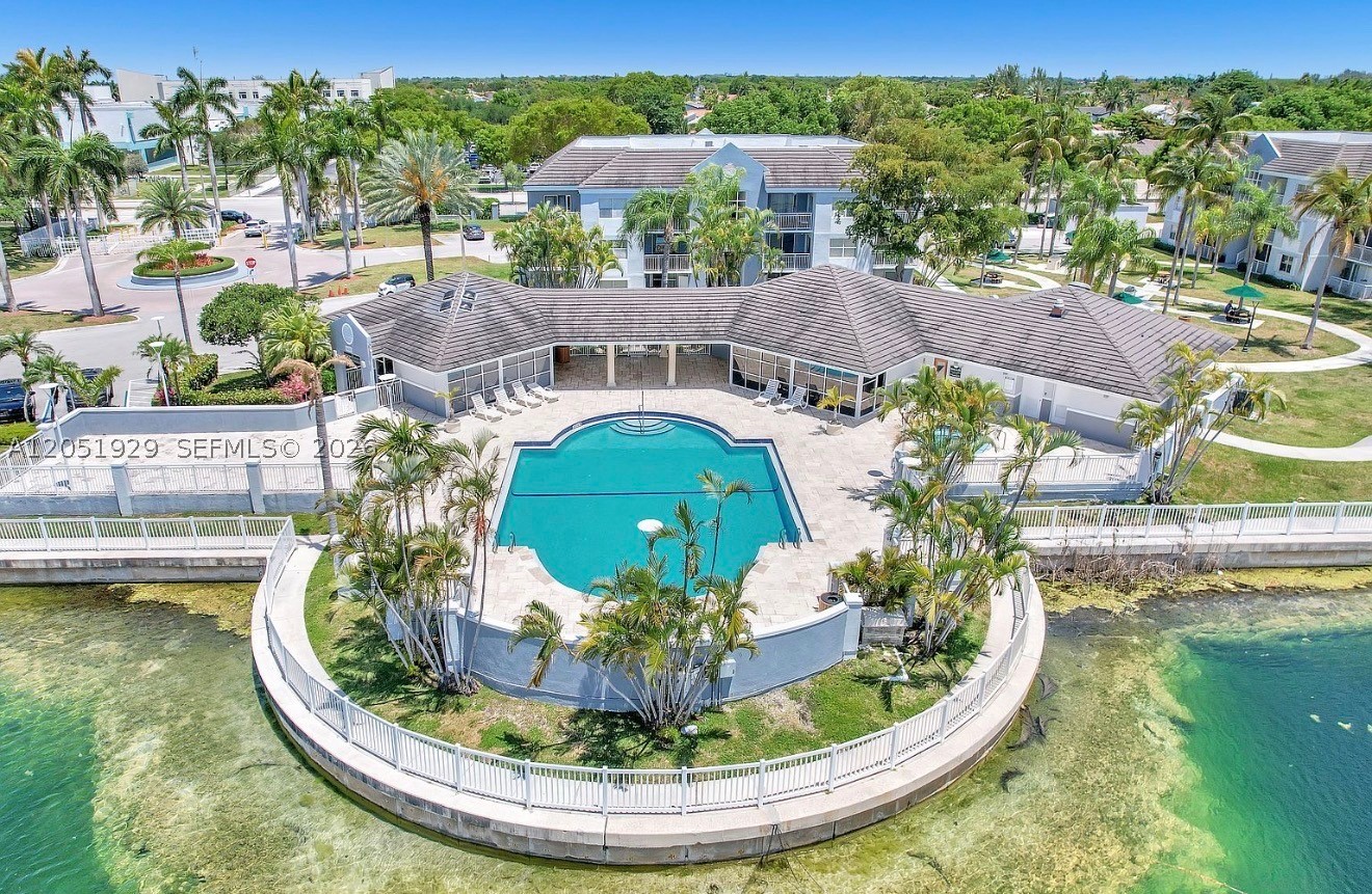 LE CLUB AT OLD CUTLER CON - Residential Lease